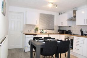 F2S SERVICED APARTMENTS 2Bedroom Terrace house with Free Wifi Netflix Suitable for Contractors walking distance to Train station